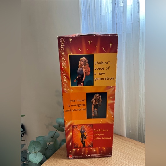Mattel Shakira Doll Box - Blonde, Black, Orange - Picture 7 of 7